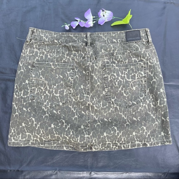 green camo skirt American Eagle Hi-Rise Mini Size 16  new without tags. - Picture 2 of 7